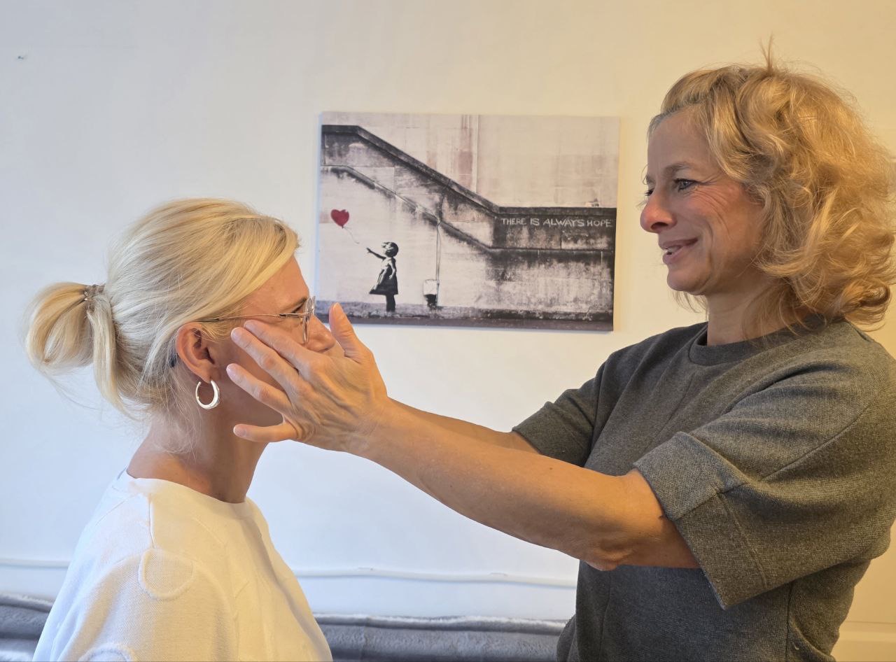 Melanie Hagemeister bei der Augenprüfung